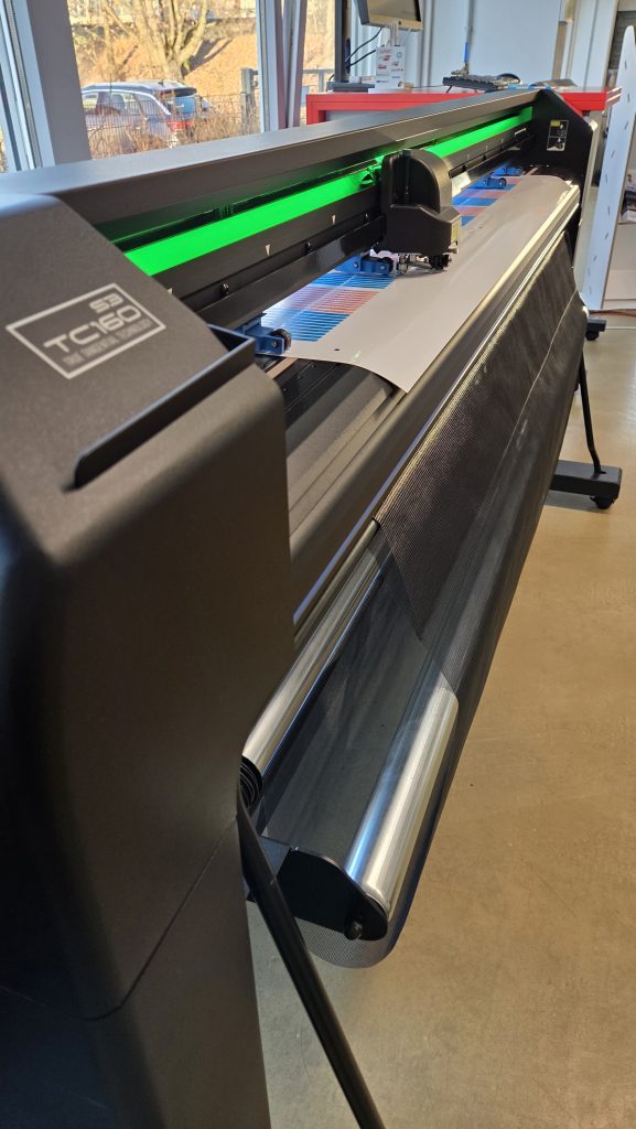 Effizientes Plotten der kleinformatigen Namensaufkleber und Namensetiketten mit dem Rollenschneideplotter S3 T 140 von Summa