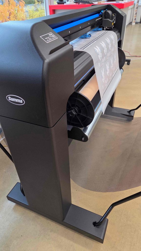 Rollenschneideplotter S Class 3 TC75 DTF  von Summa speziell für den schonenden Zuschnitt von DTF-Transfers.