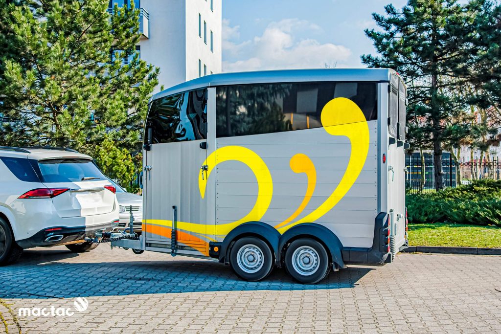 Fahrzeugbeschriftungen auf Anhängern mit der MACal 9800 CAST