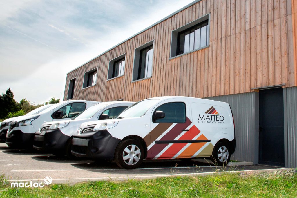 Fahrzeugbeschriftungen für Flottenfahrzeuge mit der MACal 9800 CAST