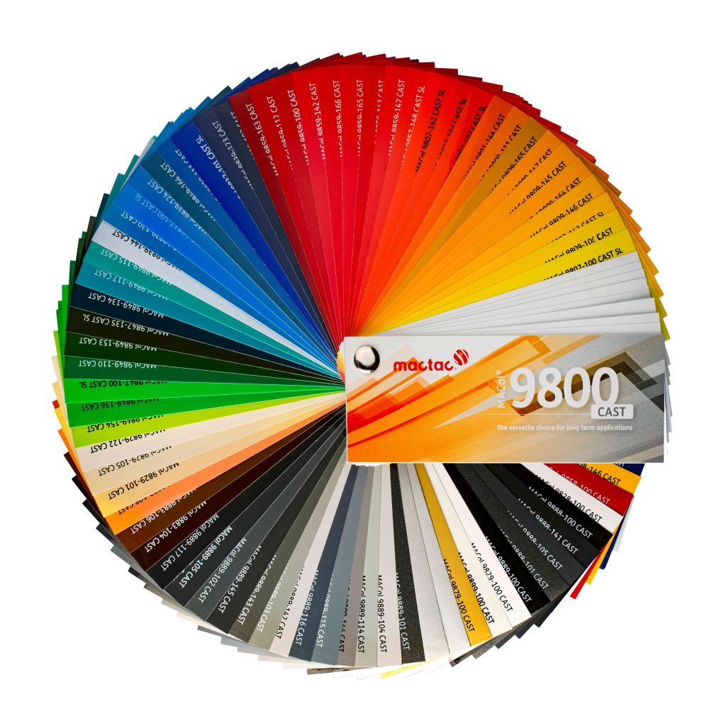 Folienfarbfächer der MACal 9800 CAST-Serie mit Beschriftung der einzelnen Farben