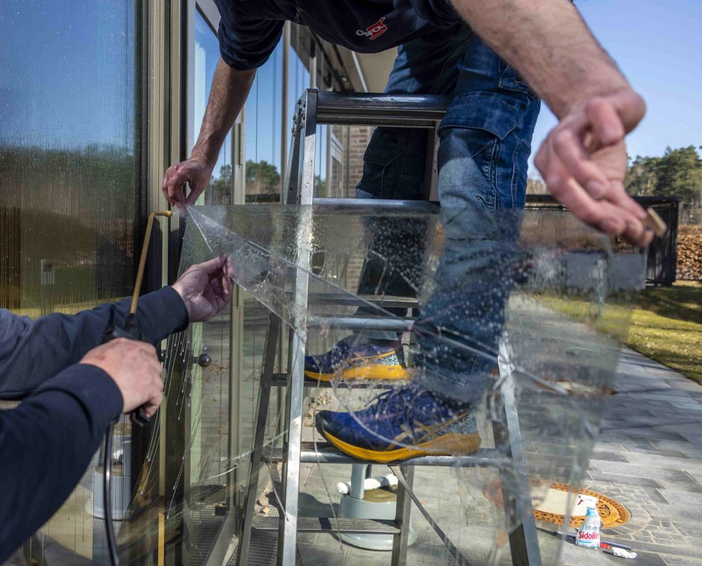 Nassverklebung der Oraguard HelioShield 75 Exterior an einem Fenster außen