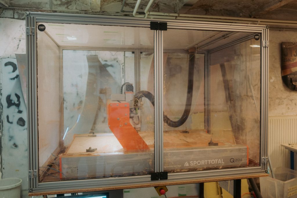 Fräse mit einer Maschineneinhausung aus Polycarbonatplatten.