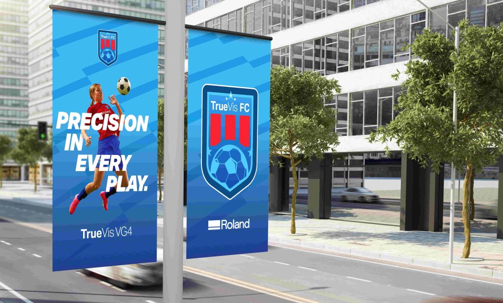 2 Banner in kräftigem Blau mit einem Fußballspieler und dem Logo drauf. Gedruckt auf der Roland TrueVIS VG4-Serie.