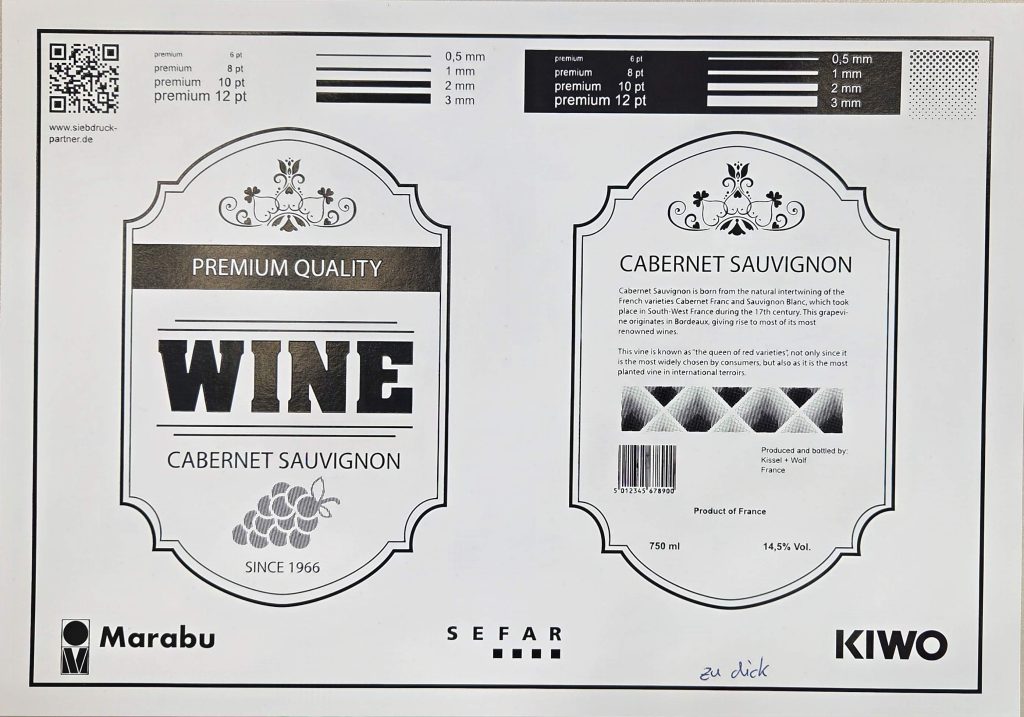 Versuchsreihe Kopierschicht Azocol Z140 mit zu dickem Schichtaufbau. Das Bild zeigt ein Weinetikett, mit Grafiken, Barcode und Schriften. Die feinen Striche des Barcodes und die kleinen Schriften von 6 pt konnten nicht scharf gedruckt werden. Der Druck wirkt erhaben.