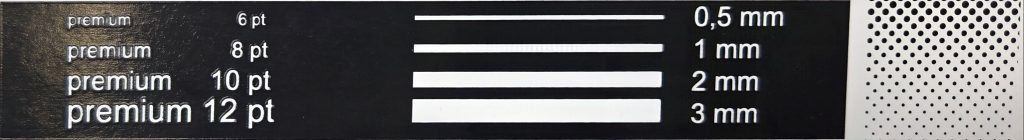 Versuchsreihe Kopierschicht Azocol Z140 mit zu dickem Schichtaufbau. Das Bild zeigt ein Detailbild der Schrift auf dem Weinetikett. Die kleinen Schriften von 6 pt und 8 pt konnten nicht scharf gedruckt werden. Der Druck wirkte erhaben.