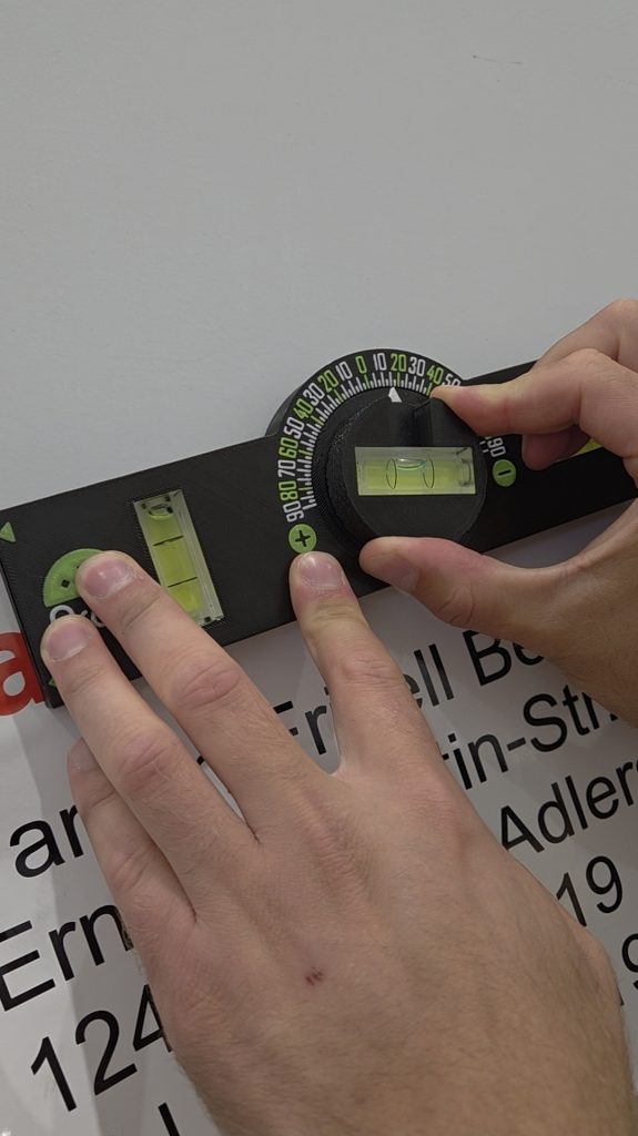 Fahrzeugbeschriftung mit Neigung durch die ETB-Waage von Prool ausrichten.