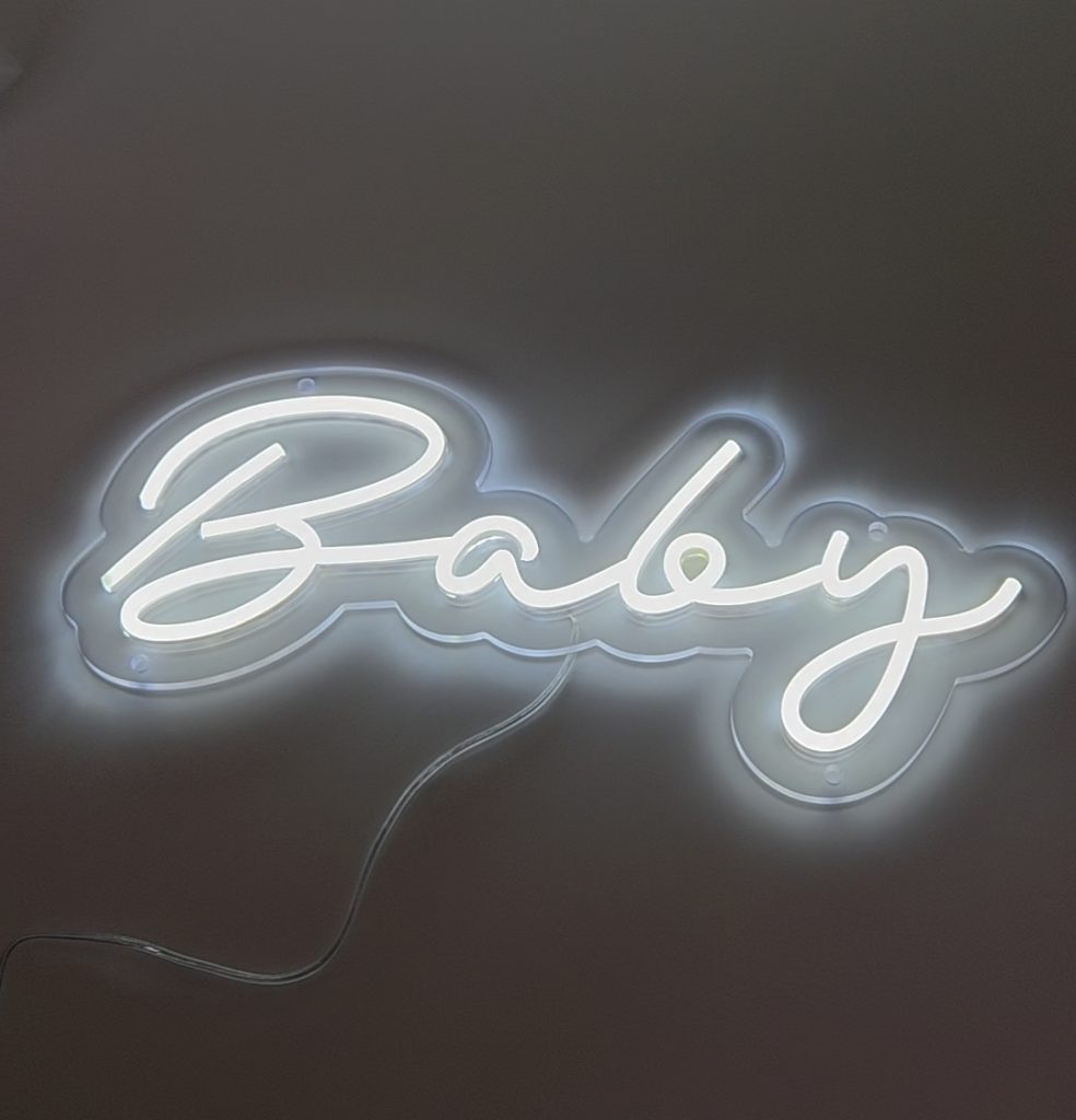 Leuchtschrift "Baby". LED Flex Neon der Generation 2 ist als Leuchtschrift in eine durchsichtige Acrylplatte eingelegt.