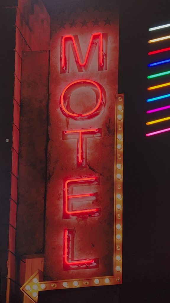 Gestaltung einer Lichtwerbung mit LED Flex Neon von Farben-Frikell | WTB. Das Wort "MOTEL" leuchtet in rot, rechts daneben sind die verschiedenen Farben als Lichtstreifen zu sehen.