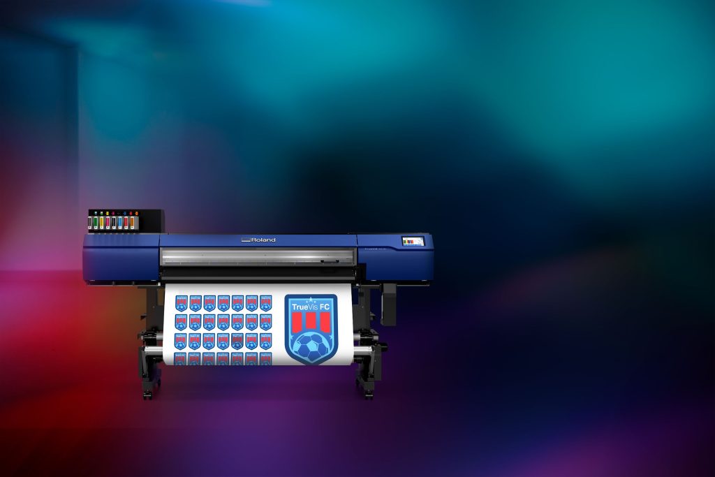 Großformatdrucker Roland TrueVIS VG4-640 beim Drucken von Stickern in verschiedenen Größen.