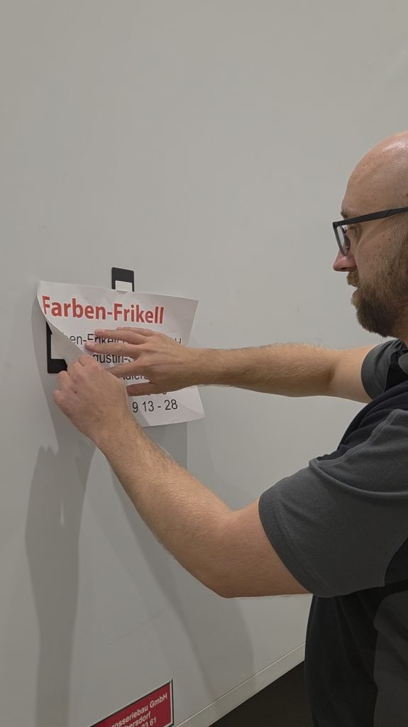 Die Sticky Cards werden zum Positionieren von einer Folie auf einem Sprinter verwendet.